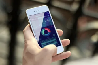 スマートフォンを操作する様子